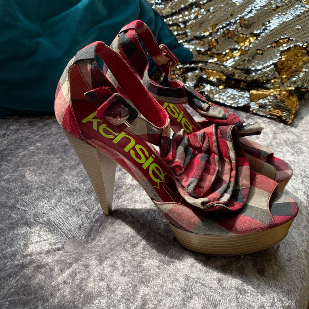 KensieGirl Vintage Heels w Ruffle